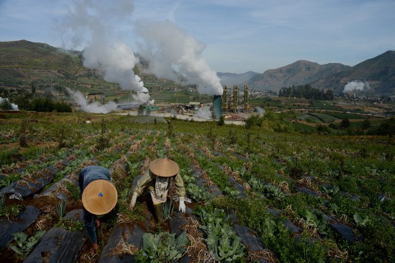 Farmers work a potato farm near a geothermal plant on the Dieng Plateau, on the Indonesian island of Java / Raditya Mahendra Yasa via Flickr (CC BY-NC-ND 2.0).