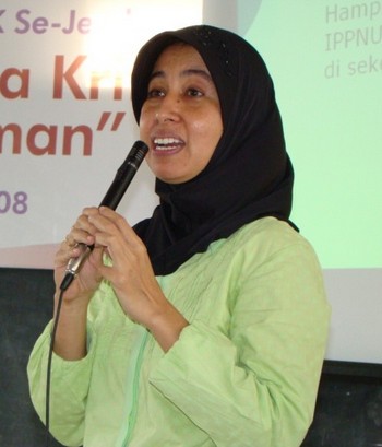 Ciciek addressing participants at a workshop on violence in high schools / Farha Ciciek Interpreting Islam for women