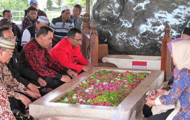 Muslim devotees attend Sukarno's graveside / Ian Chalmers